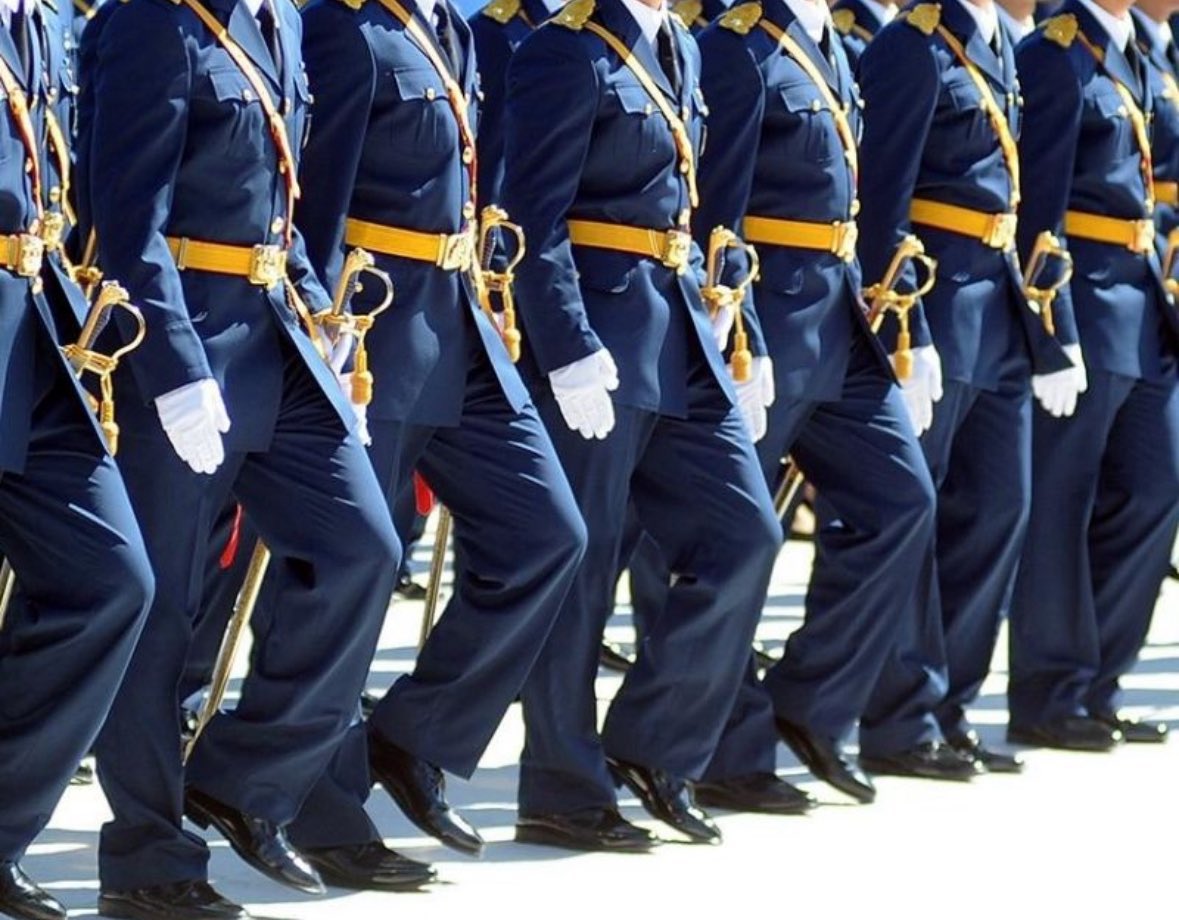 Askerî öğrenciler masumdur!

Osman Uyal, yalnızca 21 yaşında, askerî liseyi bitirip harp okuluna katılan 148 harbiyeliden biridir. Suçsuz olduğu hâlde darbe suçlamasıyla yargılanmış ve müebbet hapis cezasına çarptırılmıştır.

Emir-komuta zinciri içinde hareket eden bu genç