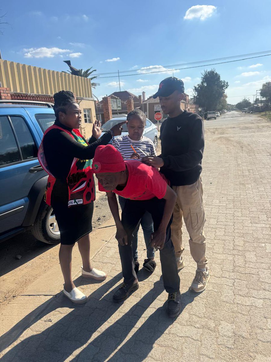 EFF_FreeState's tweet photo. 📍EFF Red Friday📍
#EFFRedFriday membership recruitment in Letsemeng ward7
Every street, every corner sikhona.
#JoinEFF https://t.co/o84XHxsa4v