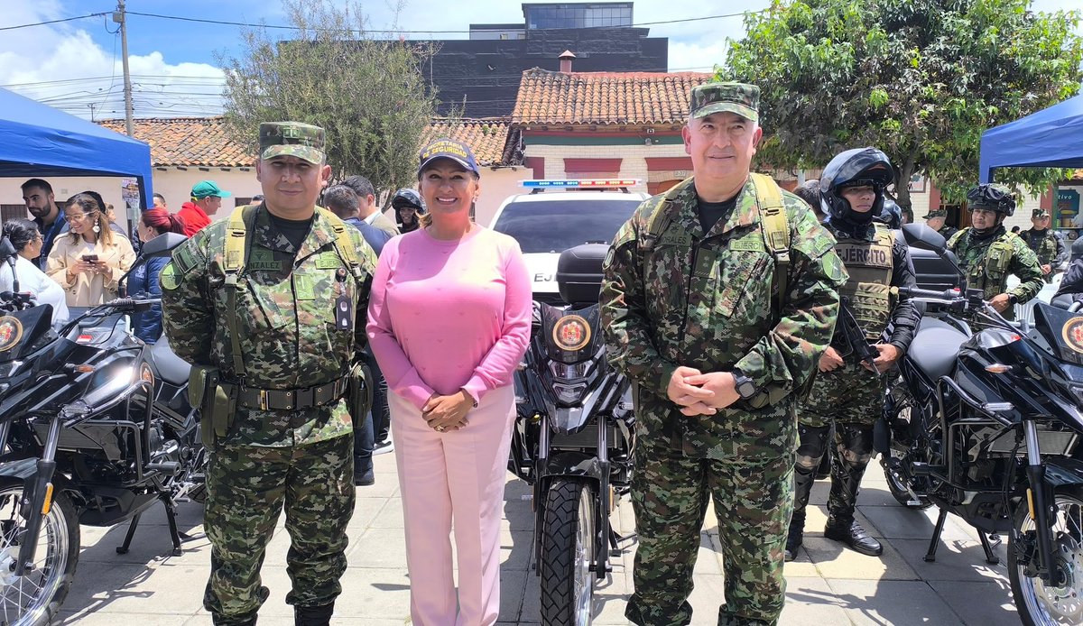 Ejercito_Div5's tweet photo. El Brigadier General Comandante de la #Brigada13 agradeció a la @alcajica Fabiola Jácome, la entrega de un parque automotor compuesto por 5 motocicletas y 1 camioneta al Grupo de Caballería Mediana N.º 13 Tequendama, con el fin de fortalecer la seguridad en este municipio cundinamarqués.

#SiempreATuLado