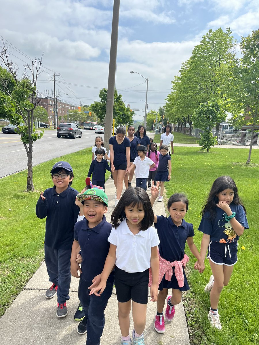 Mrs. Frati’s class took advantage of the beautiful springtime weather and looked for signs of nature awakening on a community walk 🌸