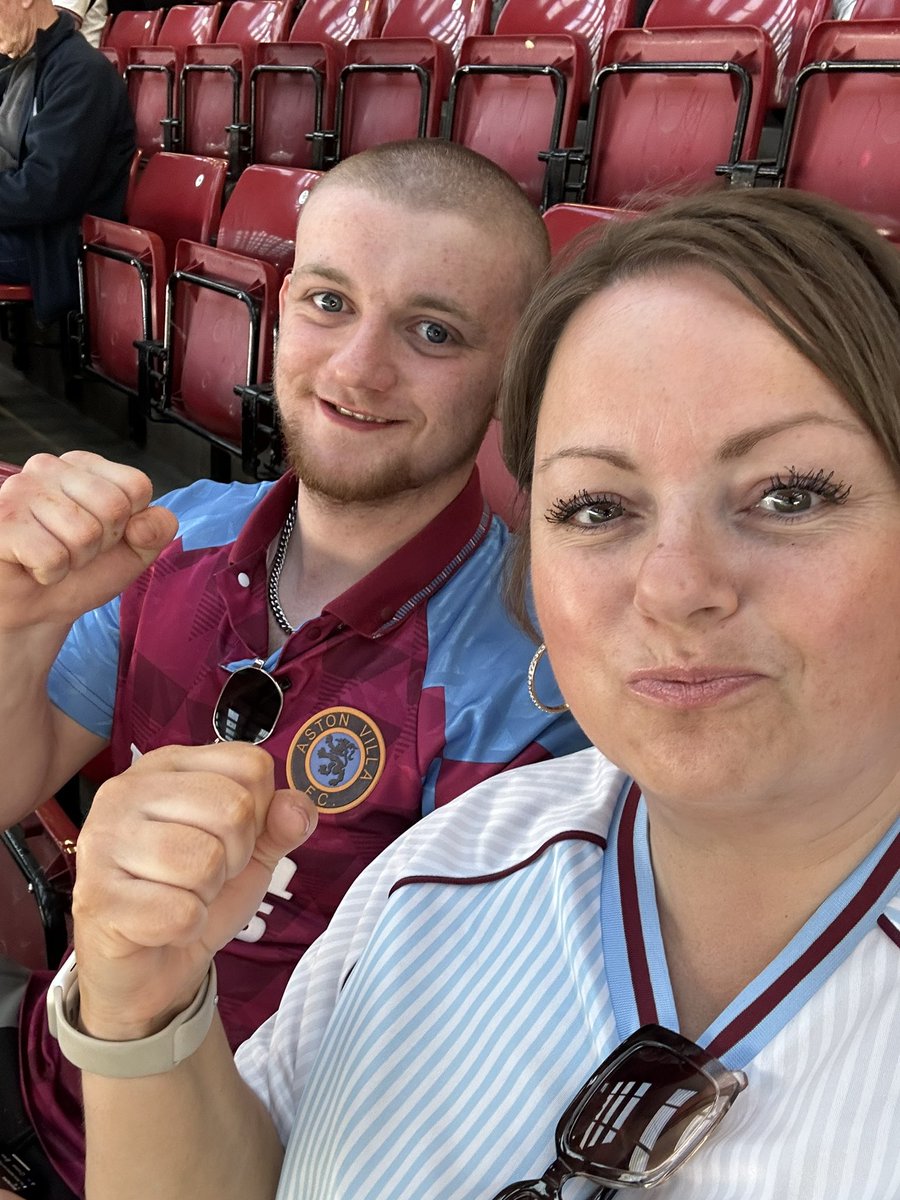 #utv <a href="/astonvilla/">Aston Villa FC</a> ITS MY BIRTHDAYYYY!! 💜💙🥳