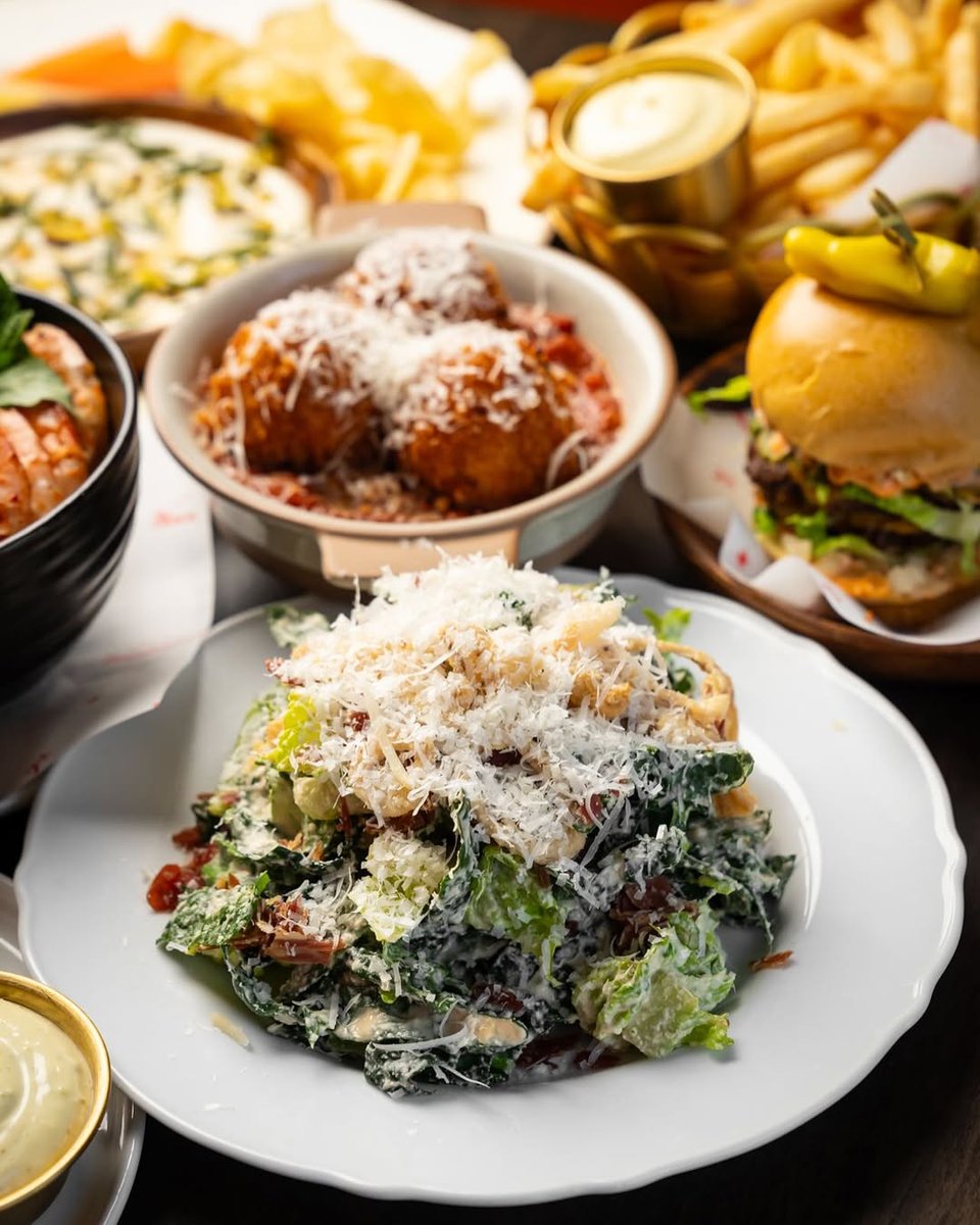 Hungry? Us too. 😋 Good thing Stratford is stacked with fabulous food options from riverside patios and cozy cafes to award-winning restaurants and sweet local treats.

Whatever you're craving, you’ll find it here. Come hungry. Leave happy.

📸 @thestarlightstratford #StratfordON