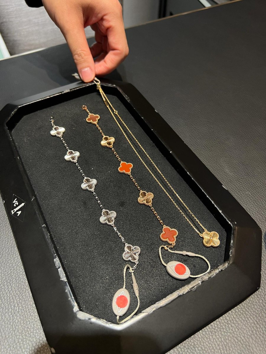 The lucky four-leaf clover I bought with my sister last night 🍀
One is shining with gold, the other is calm and elegant
It just reflects our personalities~
#Girlfriend Bracelet #VCASisters Style #Exquisite Life Record