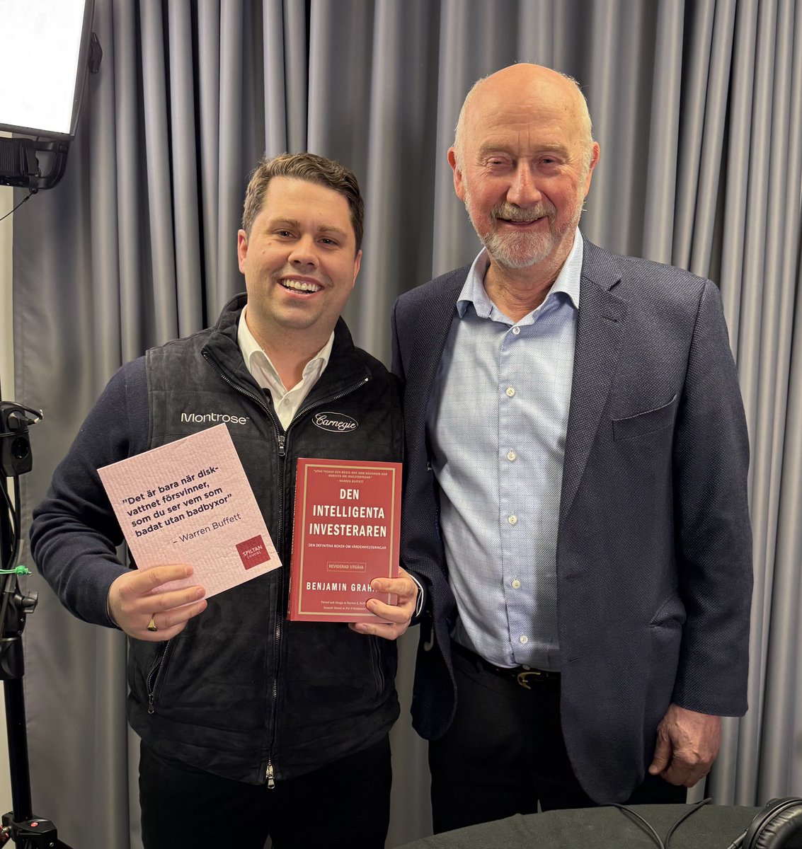 Investeraren's tweet photo. Gode @Spiltan säkerställer alltid att man får en stor portion humankapital i fast form när man ses 🤓🙌🏼  En halv miljon sålda böcker har säkerligen lett till tusentals miljonärer genom åren. Nu har han skrivit förordet till The Intelligent Investor som precis re-lanserats på svenska. Den boken som inspirerat Warren Buffett mest ☝🏼