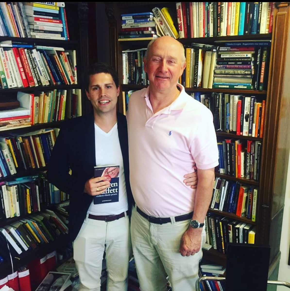 Nicklas Andersson (@investeraren) on Twitter photo Gode <a href="/Spiltan/">Per Håkan Börjesson</a> säkerställer alltid att man får en stor portion humankapital i fast form när man ses 🤓🙌🏼 En halv miljon sålda böcker har säkerligen lett till tusentals miljonärer genom åren. Nu har han skrivit förordet till The Intelligent Investor som precis re-lanserats på Gode <a href="/Spiltan/">Per Håkan Börjesson</a> säkerställer alltid att man får en stor portion humankapital i fast form när man ses 🤓🙌🏼 En halv miljon sålda böcker har säkerligen lett till tusentals miljonärer genom åren. Nu har han skrivit förordet till The Intelligent Investor som precis re-lanserats på