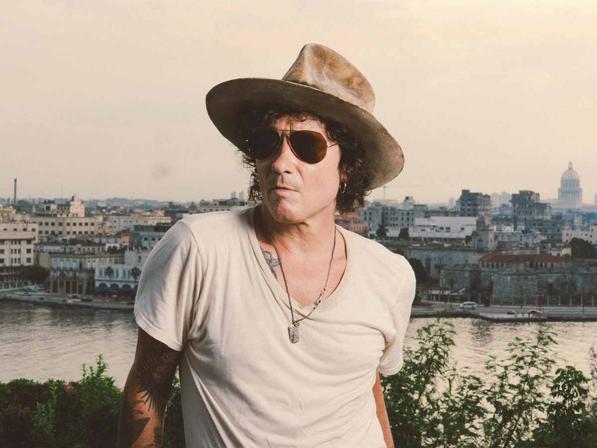 Enrique Bunbury, en entrevista con Iñako Díaz-Guerra para El Mundo (España)

E.M.:
Arrancas cantando en el primer estribillo: "Para llegar hasta aquí mil partidas perdí". No has perdido tantas.

E.B.:
Bueno, quizá sea una hipérbole, pero es cierto que hay muchos momentos en los