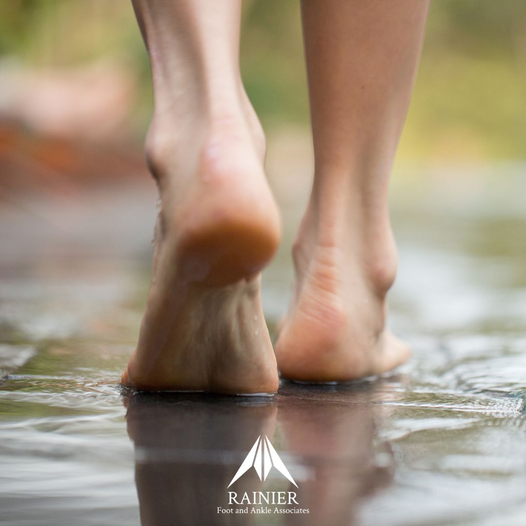 rainierfootankl's tweet image. We get it—sun’s out, shoes off. We know it’s tempting, but walking barefoot outside exposes you to warts, fungal infections, or sharp objects. Keep your feet safe this season with protective footwear &amp;amp; checkups if anything feels off. Learn more: rainierfootandankle.com  

#RFAA