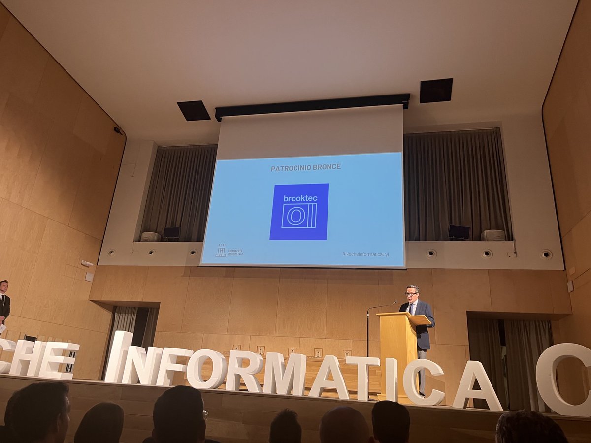 Participando en la noche de Ingeniería Informática en Castilla y León. En el edificio emblemático del colegio Fonseca de Salamanca.
Un orgullo ser parte del ecosistema de tecnología de esta región!