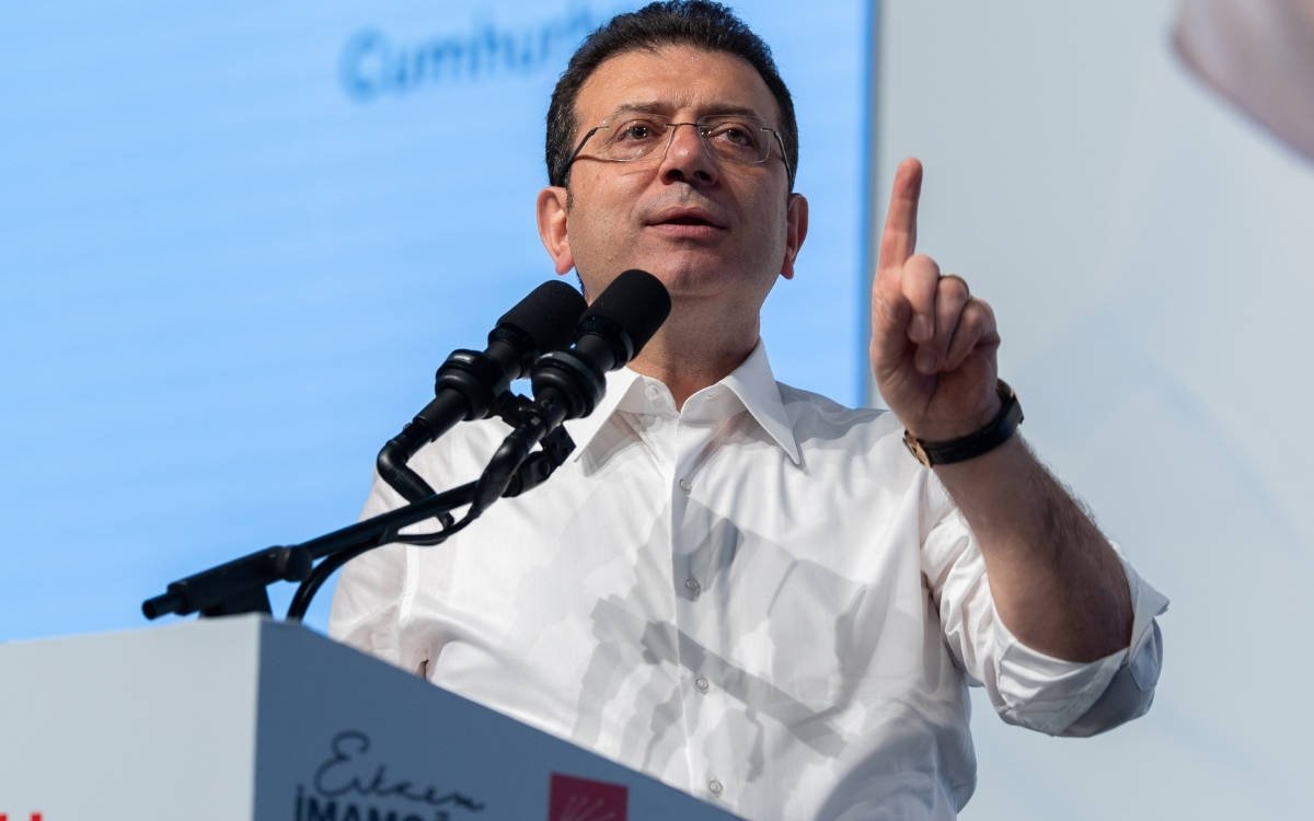 tcbuyuksehIr1's tweet photo. Ekrem İmamoğlu:

"Şehri birlikte mahvettiğiniz kişiler şimdi de utanmadan televizyonlara çıkıp, çalışma arkadaşlarıma iftira atıyor.  

Neymiş, benim yol arkadaşlarım rant projelerine karşı çıkmışlar. İyi ki karşı çıkmışlar, bu tutumlarından dolayı hepsiyle gurur duyuyorum." https://t.co/4vUPLrHCMW