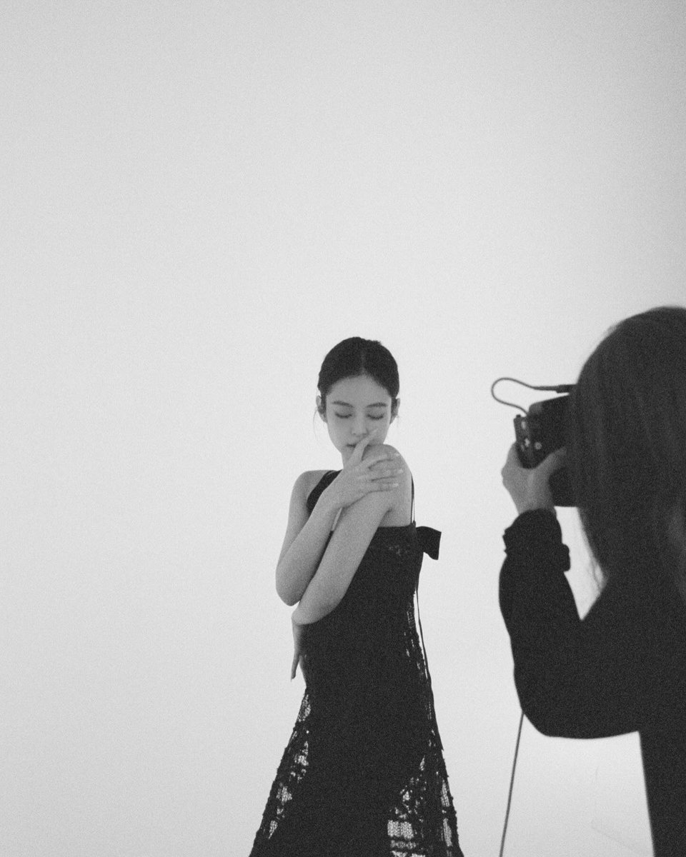 ㅤ
ㅤㅤStunning just by standing. 
ㅤㅤThe woman full of loving.
ㅤ