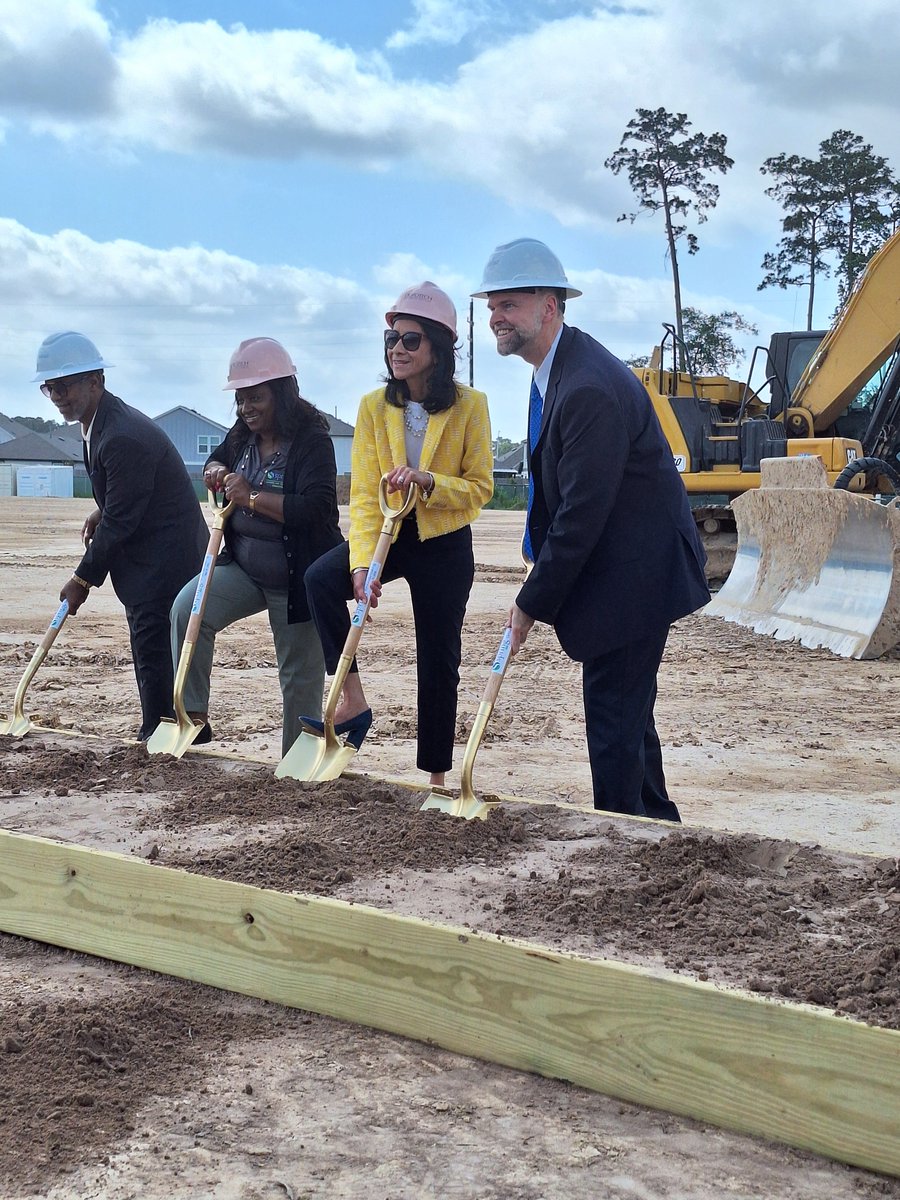 sredmonj's tweet image. Our @SpringISD_CTE director and @SISDCTEAdvisory Board business partners were excited to share the vision for CTE at the coming Education, Performance and Instruction (EPIC) Center at today's groundbreaking. This will be a place for our students to shine ⭐🌞