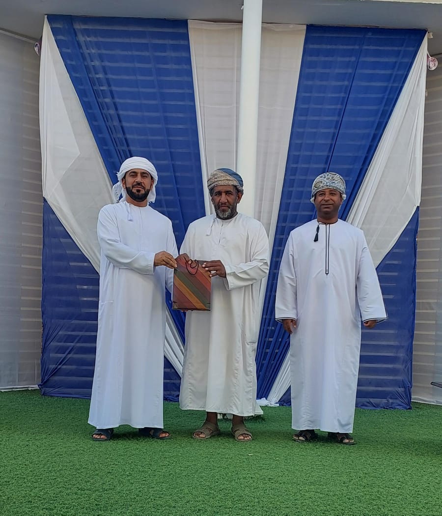 بمناسبة إنهاء عمله في السلك التربوي وتقديرا للأخوة بين طاقم العمل بالمدرسة الهيئة الادارية والتدريسية تكرم الأستاذ/خليفة بن سيف المجرفي معلم أول مادة الرياضيات متمنين له التوفيق والسعادة في قادم الوقت.