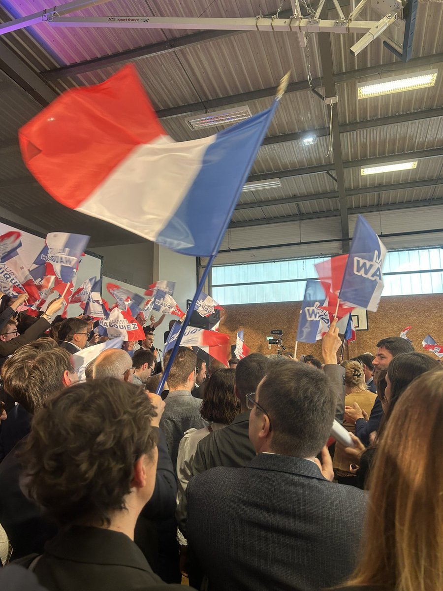 En direct du meeting <a href="/laurentwauquiez/">Laurent Wauquiez</a> 
Dimanche nous allons gagner avec vous tous 🇫🇷