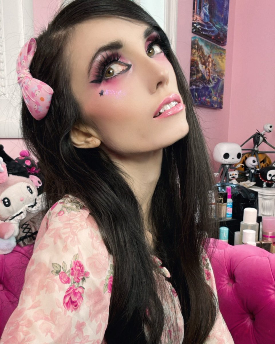 Eugenia_Cooney's tweet photo. Sending love out there to everyone!! 🥰💖✨💫 https://t.co/qpyo5MB22g