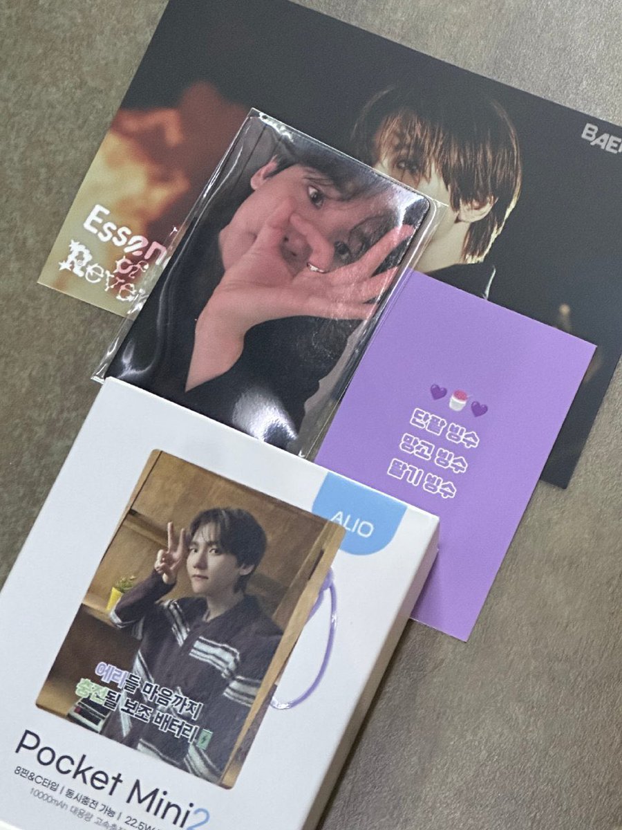 qtpiebyunbaek's tweet photo. 250517 MUCORE PRERECORDING 
#EssenceOfReverie #Elevator #Lemonade

Reverse fansupport prepared by Baekhyun: Customised Essence of Reverie powerbank (fully charged) + Bingsu exchange coupon + Postcard

Message on powerbank: Powerbank that can charge Eris' hearts too 🔋

Music Core attendance photocard 

Message on photocard: I'll show you lots of cool sides in the future too!!

#BAEKHYUN @B_Hundred_hyun