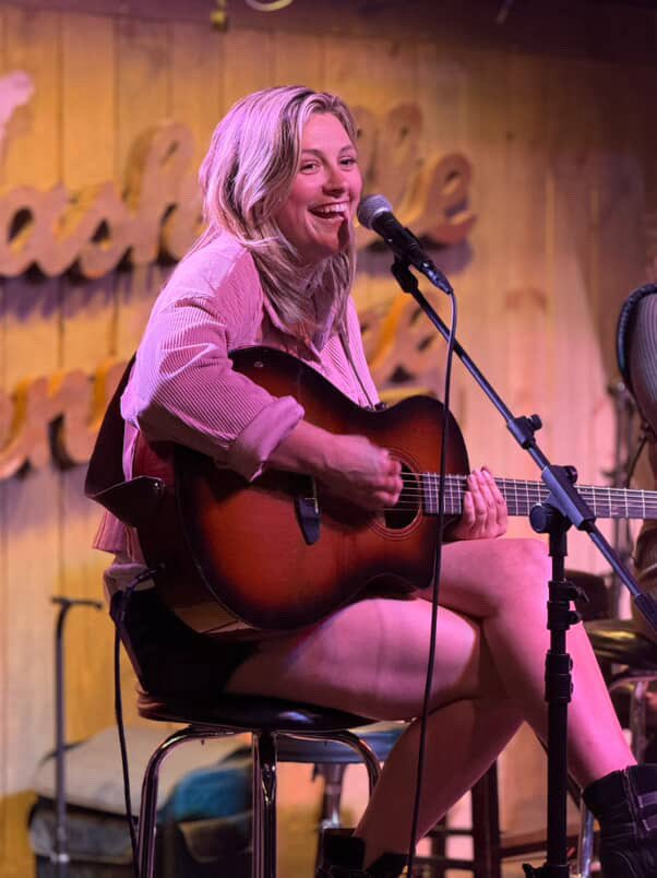 Having a great time singing my brand new song!!  “Single of the Year” week is coming and I can’t wait!! Presave it here tlgent.ffm.to/singleoftheyea…  🖤

#Single #SingleOfTheYear #NewMusic #WeddingSeason #Bridesmaid #CountryMusic