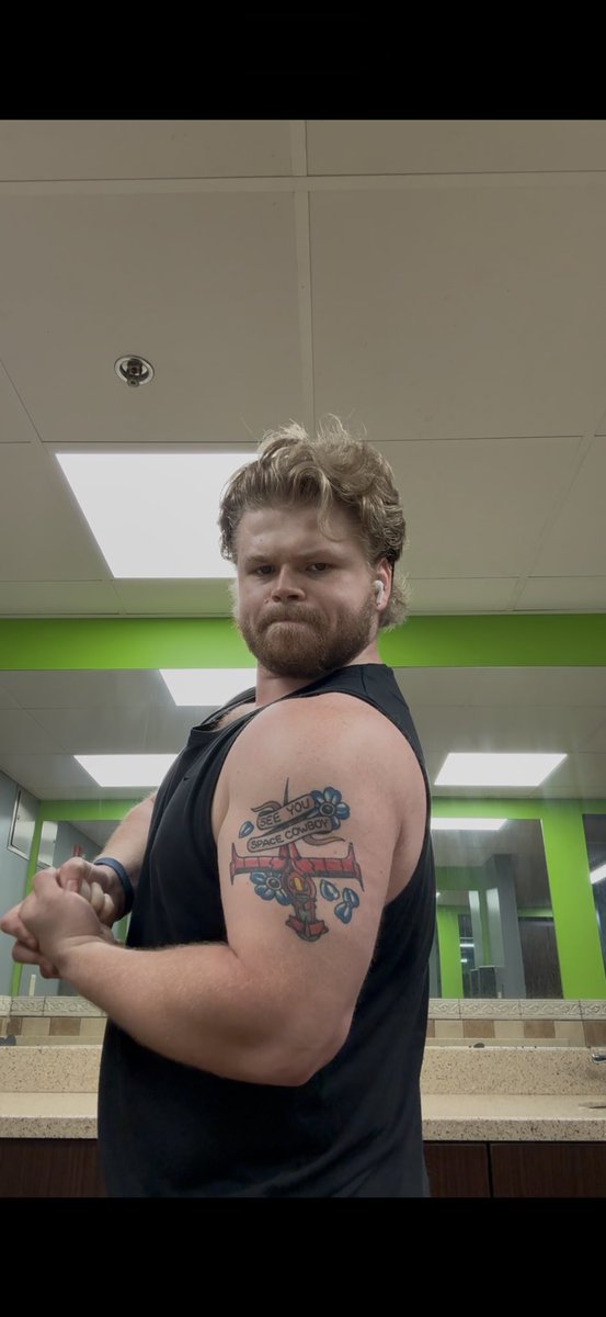 best day of the week happy friday yall. stweam tonight? 👉🏻👈🏻