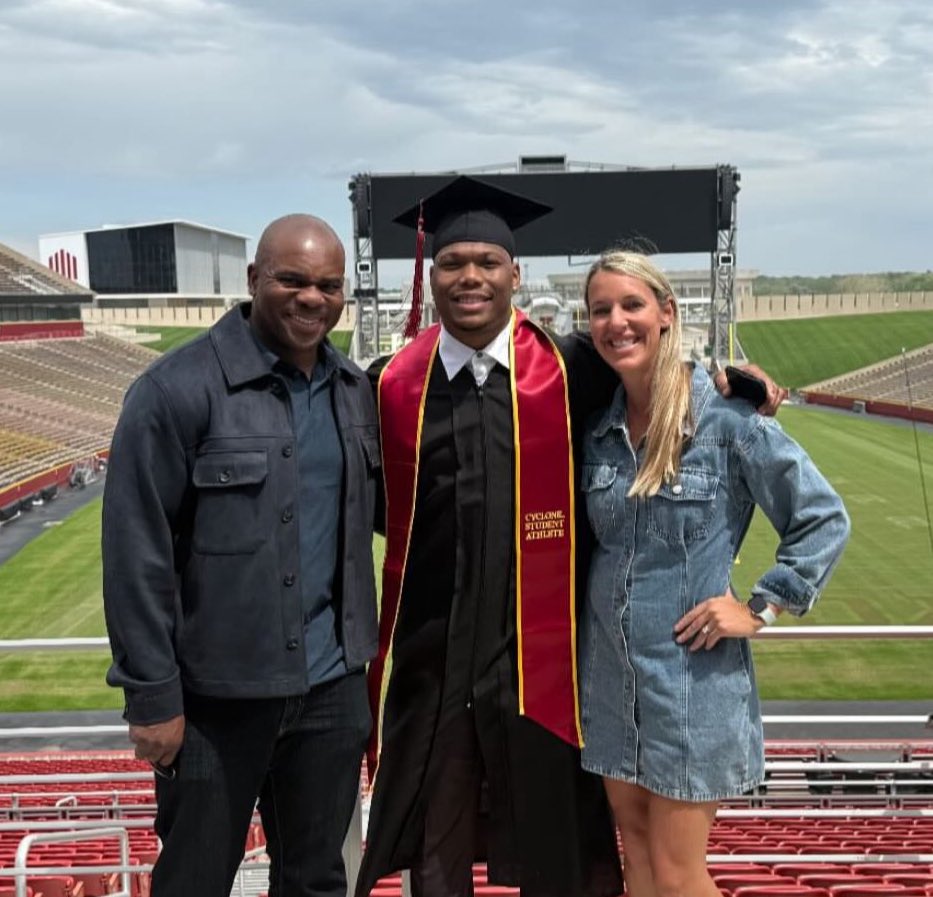 🚨🚨CONGRATULATIONS🚨🚨

#Lions star RB David Montgomery GRADUATED earning his bachelor's degree from Iowa State University.

👏👏👏

Montgomery is 27 years old, and a #NFL star, but he still prioritized returning to college and getting his degree.

Really awesome for David!