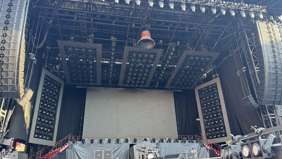 Ready to shoot 🤘#ACDCTampa <a href="/acdc/">AC/DC</a>