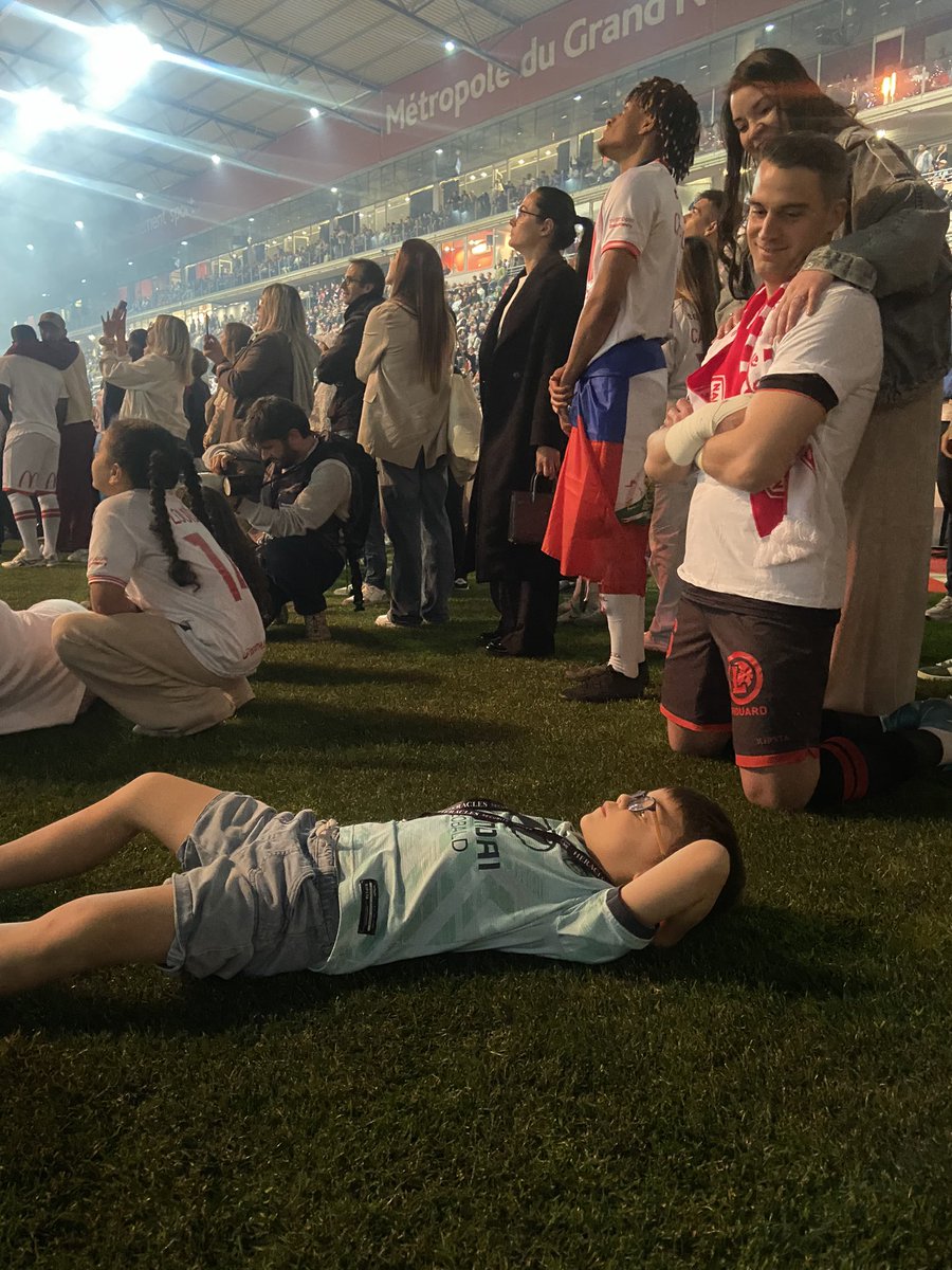 Le fils de Martin Sourzac en plein kiffe devant le feu d’artifice depuis la pelouse de Marcel Picot devant le sourire de ses parents, l’une des belles images de la soirée… 🥰