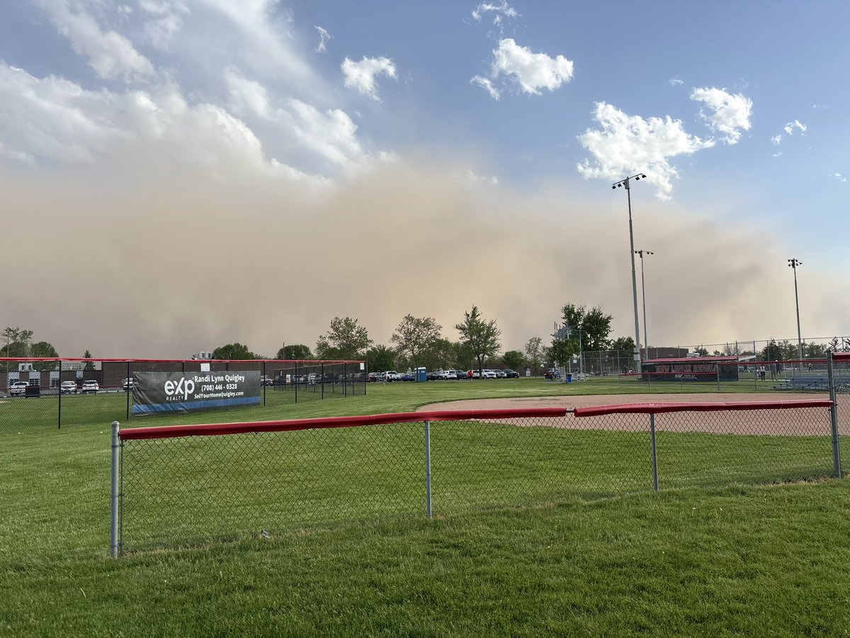 tmryan21's tweet photo. @ryanhallyall crazy dust storm in New Lenox, IL! https://t.co/aV5J0ILdyV