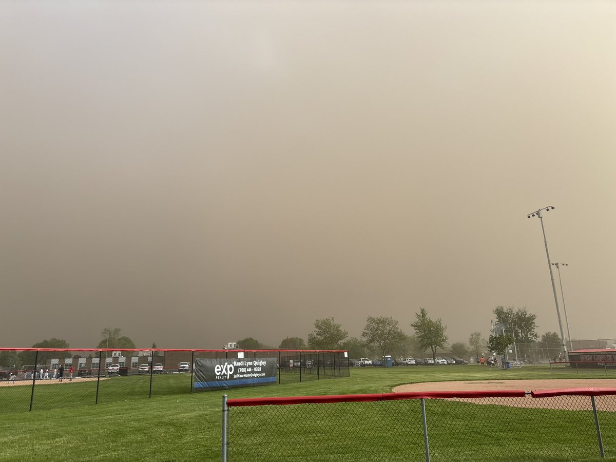 tmryan21's tweet photo. @ryanhallyall crazy dust storm in New Lenox, IL! https://t.co/aV5J0ILdyV