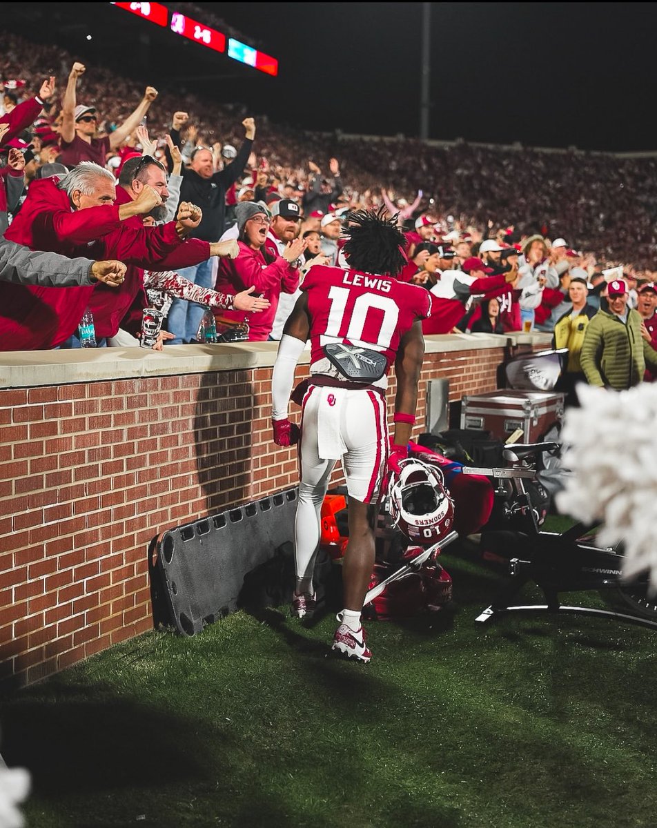 After a great conversation with <a href="/JayValai/">Coach Valai</a> I’m blessed to receive an offer from <a href="/OU_Football/">Oklahoma Football</a> ❤️🤍
#AGTG
<a href="/CALLMEDBEST/">Dee Best</a> 
<a href="/CoachShep_6/">K Shepherd</a> 
<a href="/DBoyzFootball/">Dudley Football</a> 
@RivalsWardlaw
@RivalsFriedman 
@On3Recruits 
<a href="/ChadSimmons_/">ChadSimmons</a>