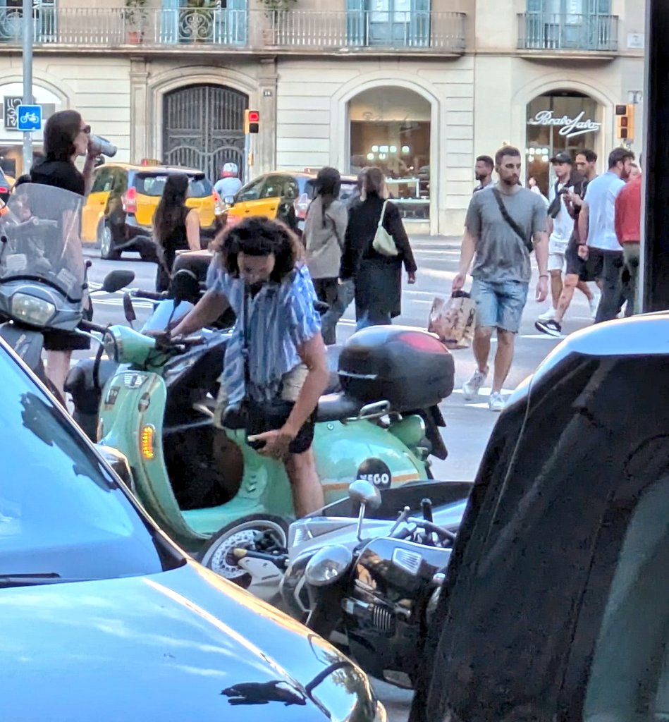 VictorMartorell's tweet photo. El nivell dels guiris a Bcn:  una cervessa a la mà, fent el burro i tirant motos. https://t.co/eQkpmcI5mY