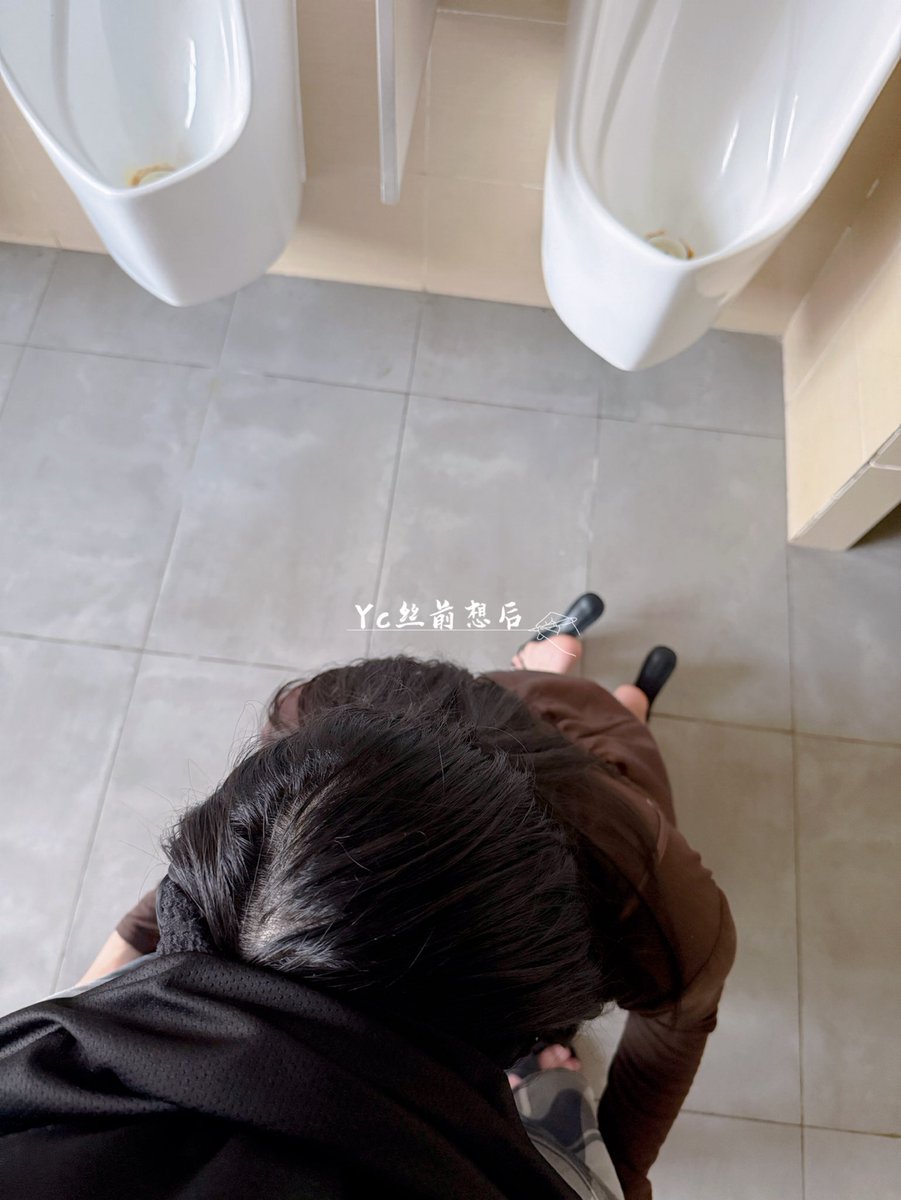 小骚货上男公厕上瘾了，虽然来姨妈了，但是不影响用嘴。