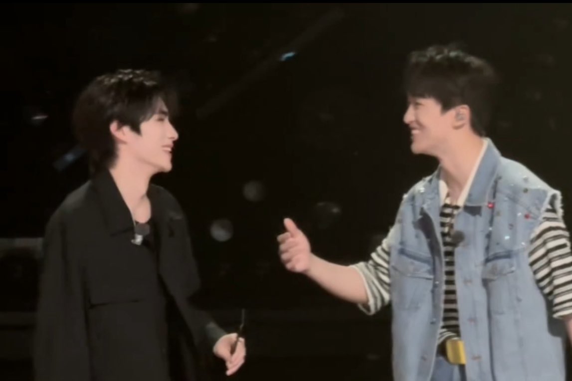 smoldejuns's tweet image. lars huang (黄子弘凡) vlog update with #XIAOJUN 

the way he keeps praising and giving xiaojun a thumbs up after xiaojun teaches him facial expression control + piano playing choreo 🥹💗

"our chemistry is really good! more importantly my partner is amazing, and we worked hard"