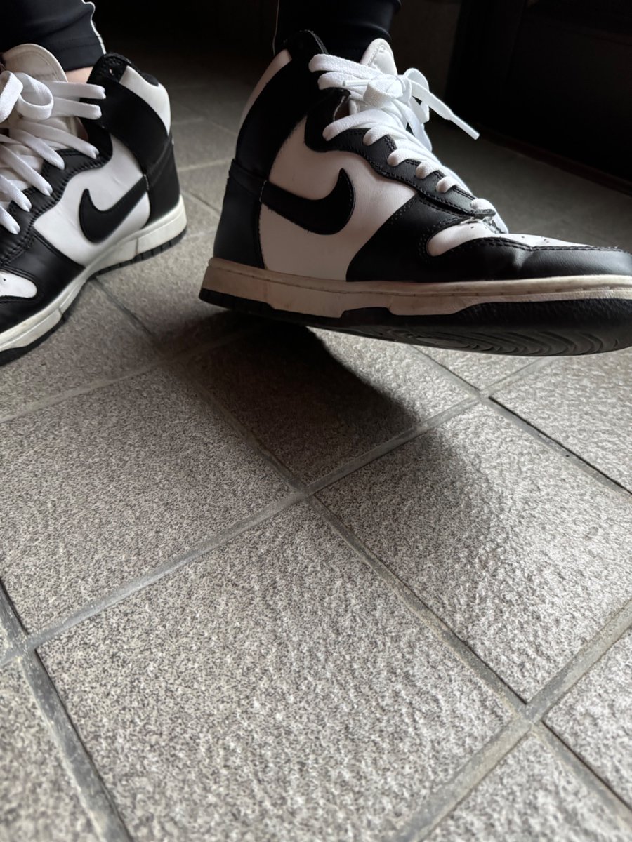 sneaker like tweet media