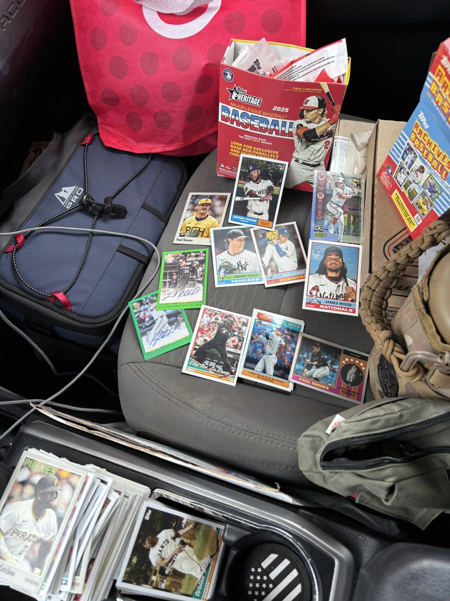 AlohaCard's tweet photo. Not bad with this Archives blaster and Heritage mega car rip. Two autos mountcastle and remillard /99; Cole /200; Elly Skenes Sasaki Chourio Holliday Wood RCs; Shohei ‘24 record breaker chrome, and Skenes player Icons foil #Topps #CarRip #ToppsArchives24 #ToppsHeritage25 https://t.co/eBvtXi4a1W