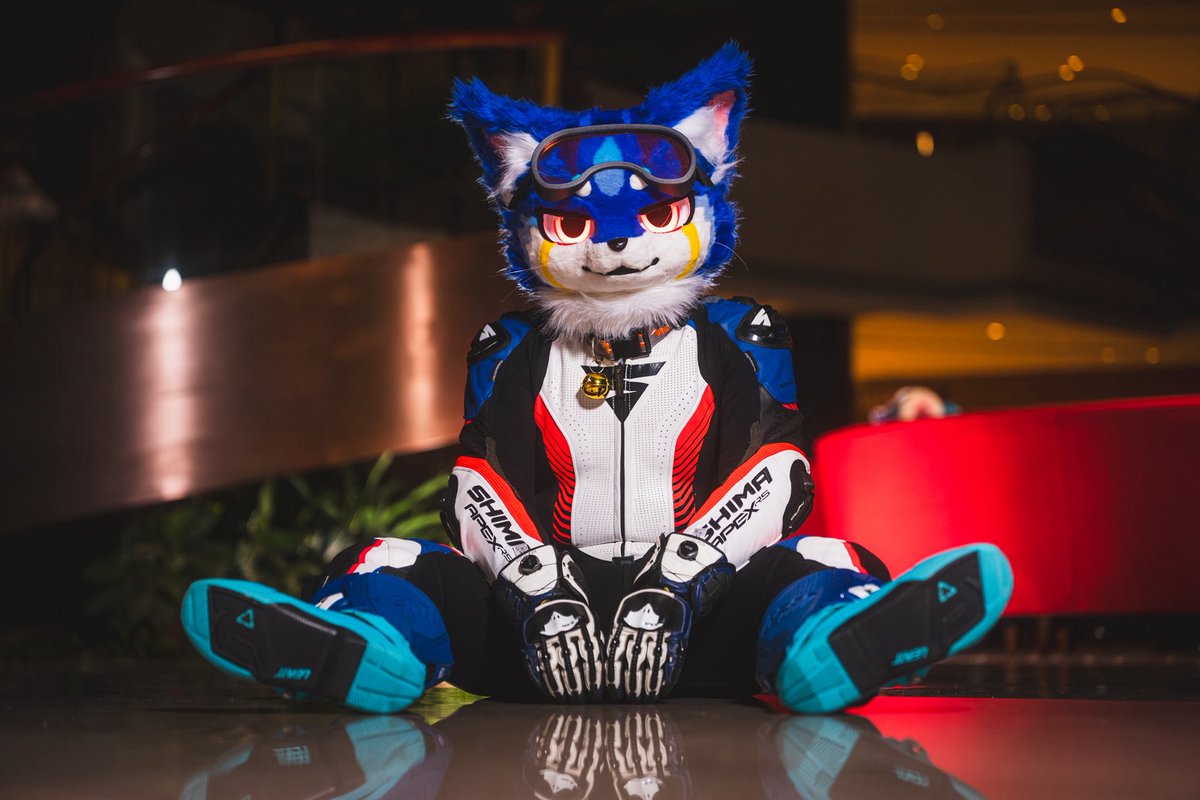 就这样看着你

📷：<a href="/ROOFnMILUO1011/">萊恩-ミロ＆ポル &ルーフ/ NEXT→兽化核心</a> 
#FursuitFriday