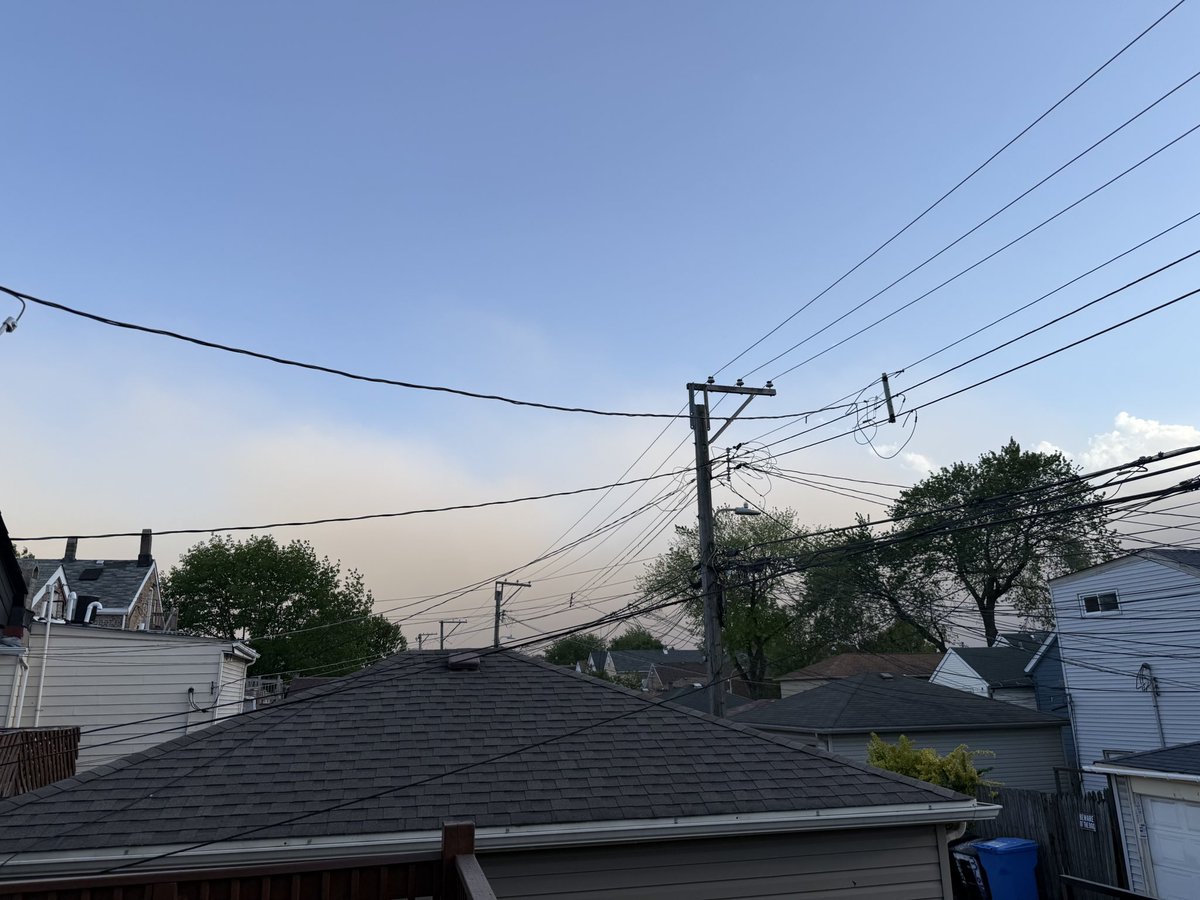 WindyCityWxMan's tweet image. First time for everything right? 

#Chicago is under a Dust Storm Warning until 8:30

It’s pretty evident when it rolls up on you

Add into that some small storms blowing up to rain down some mud 

Fun times