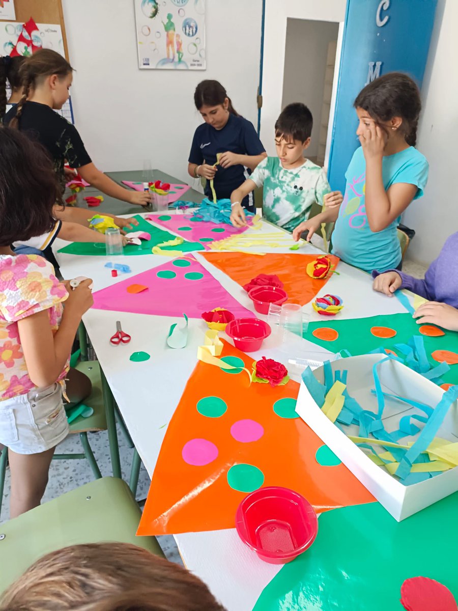 Tuvimos un Taller de pre-feria donde hicimos manualidades y practicamos bailes típicos de nuestra tierra. Los menores disfrutaron mucho, decoraron el aula y sustituyeron la merienda habitual por una convivencia festiva simulando una caseta de feria 📷
#TiempoDeCuidarTiempoDeCrear