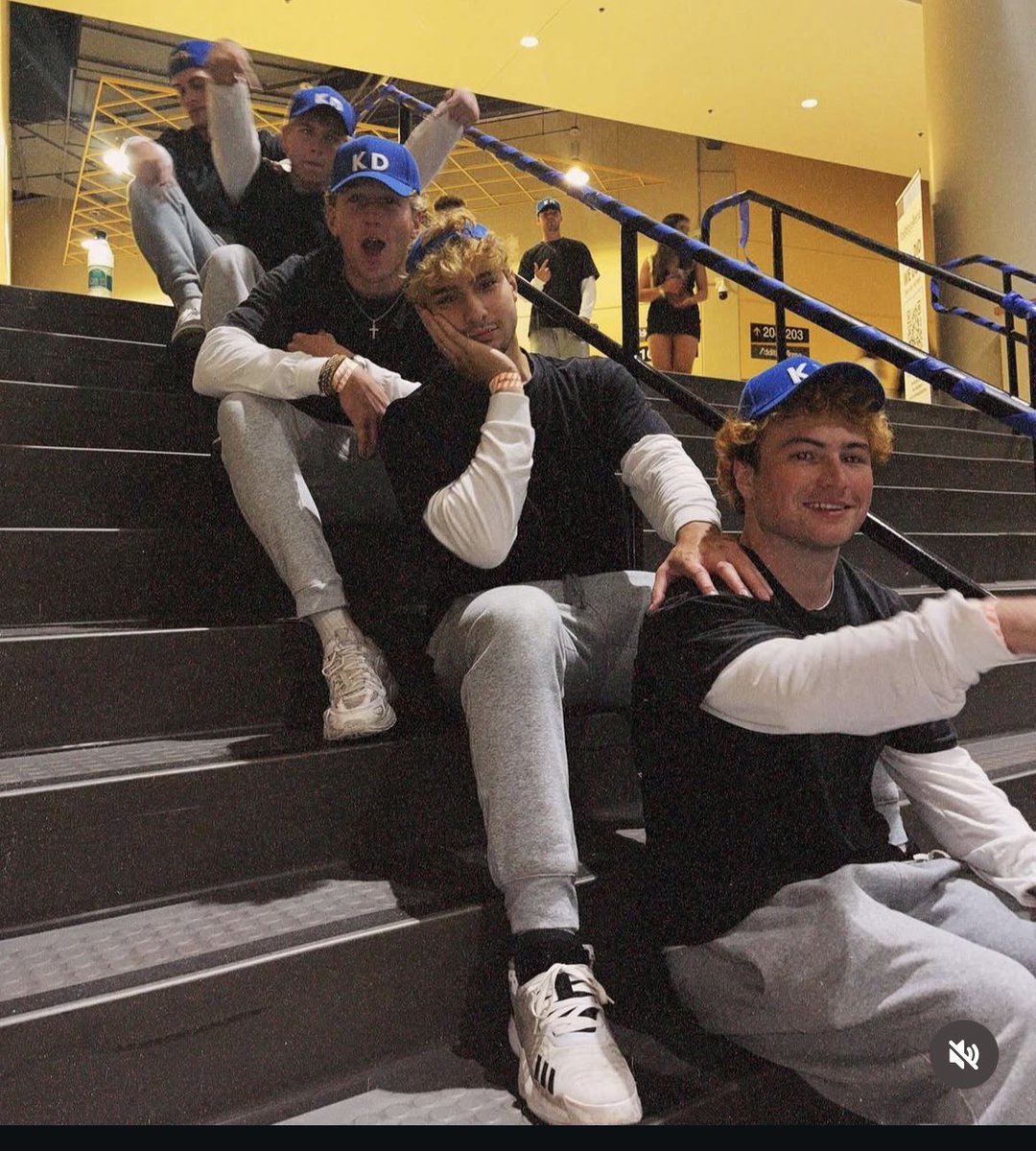 BY_theGREATEST's tweet photo. Fuck it self dox, no one does it like ZBT the girls dig the bleach blonde hair and perm combo 😜 that’s why we taking home all the KDs tonight baby #roofe them https://t.co/zRvaq4rKe6