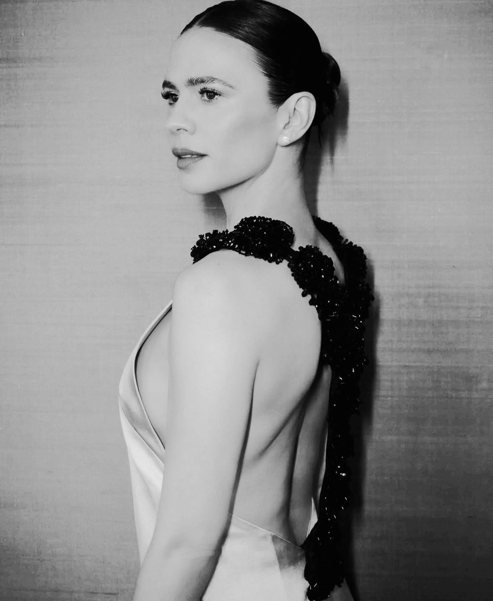 She had the honor of co-hosting a charity gala in honor of wounded veterans this evening —

   A fun excuse to get dolled .