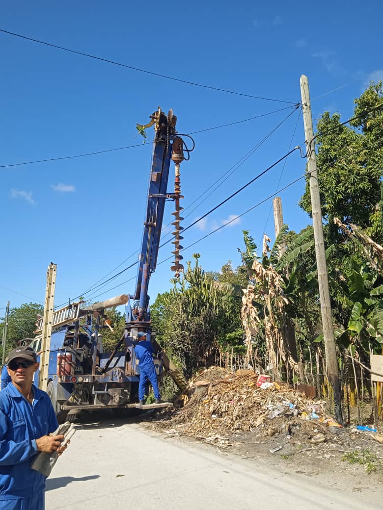 fefernandez1818's tweet photo. Tarea cumplida, poste cambiado en #freyre por un servicio de calidad https://t.co/Tp4KMWs6wn