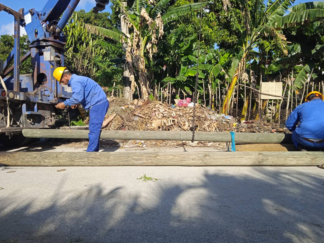 fefernandez1818's tweet photo. Tarea cumplida, poste cambiado en #freyre por un servicio de calidad https://t.co/Tp4KMWs6wn