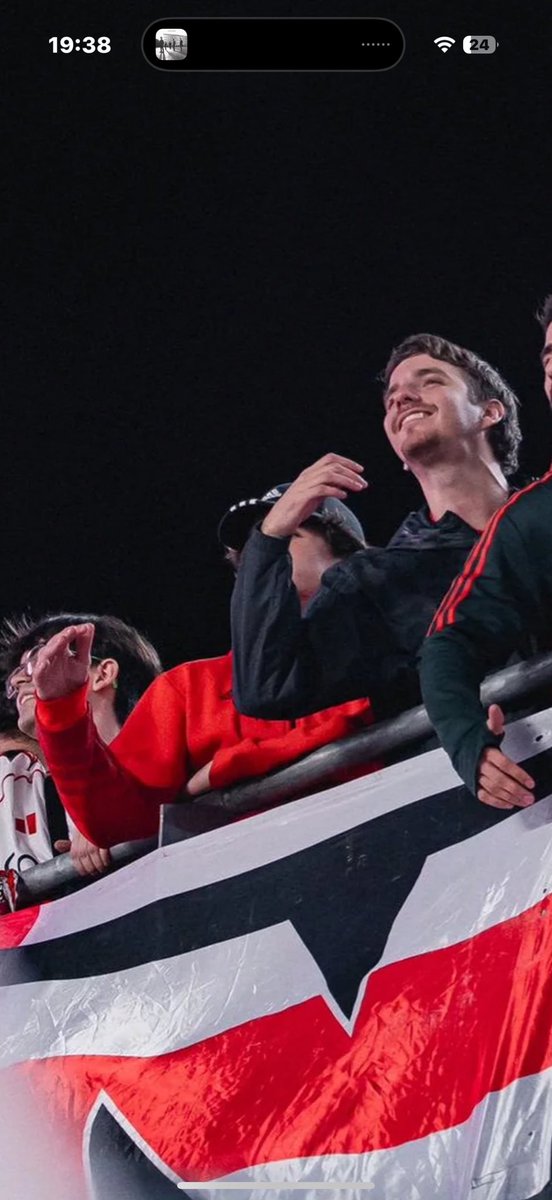 Pipe sube foto de ayer porfis 😔✊🏻 tenemos solo esta jaja ❤️🤍😔✊🏻  <a href="/pipegonotano/">felipe</a>