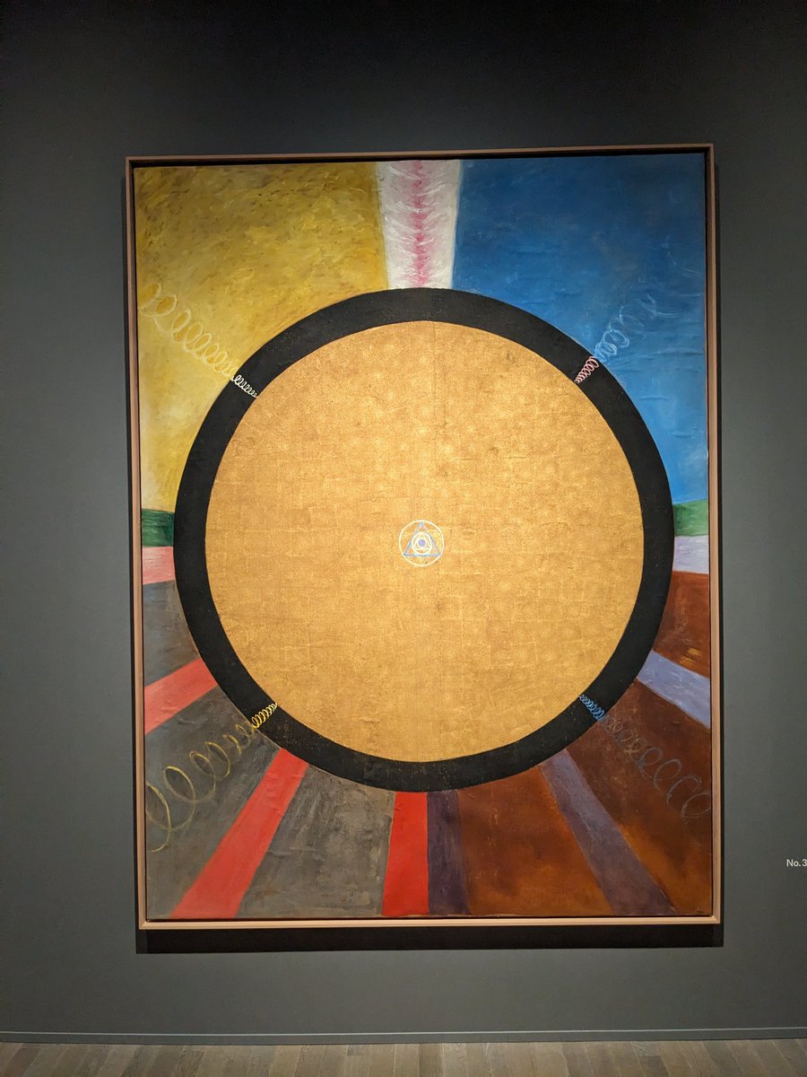 東京国立近代美術館でヒルマ・アフ・クリント展を見てきました。カンディンスキー等に先駆けて抽象表現を創案した作家だそうです。その抽象作品群は神殿に飾ることを想定して制作されたとのことで、装飾性の高さを感じさせました。