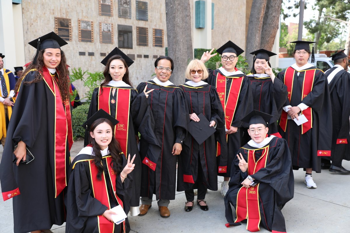 USCLeonardDavis's tweet image. Congratulations, Class of 2025! We are so proud of all our graduates! #USCGeroGrad #USCGrad 🎓✌️