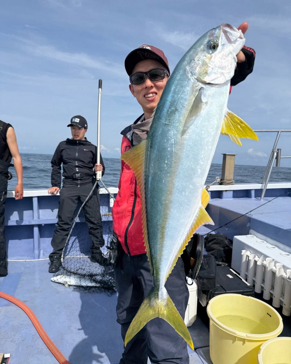 久しぶりにジギングで！！
ずっとキャスティングでやっていたが、チェイスはあるが、掛からず、掛かってもすぐにフックオフ…ジギングでやっている人達が、皆んな掛かるので、誘惑に負けてジギングに…😅水深30m〜40m付近、表層から10〜5mくらいのところで3回アタリ掛からず… 
2m付近でやっと…