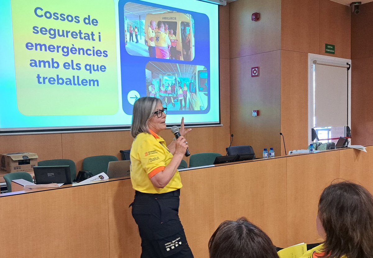 Hospitaligd's tweet photo. Avui hem commemorat els 25 anys de la base del @semgencat al Consorci Sanitari de l’Anoia, amb un acte emotiu que ha servit per recordar els inicis d’aquest servei essencial, amb el primer VAM i l’equip humà que ho va fer possible, gràcies a la seva visió i compromís. #somCSA https://t.co/5zTEh2bAVJ