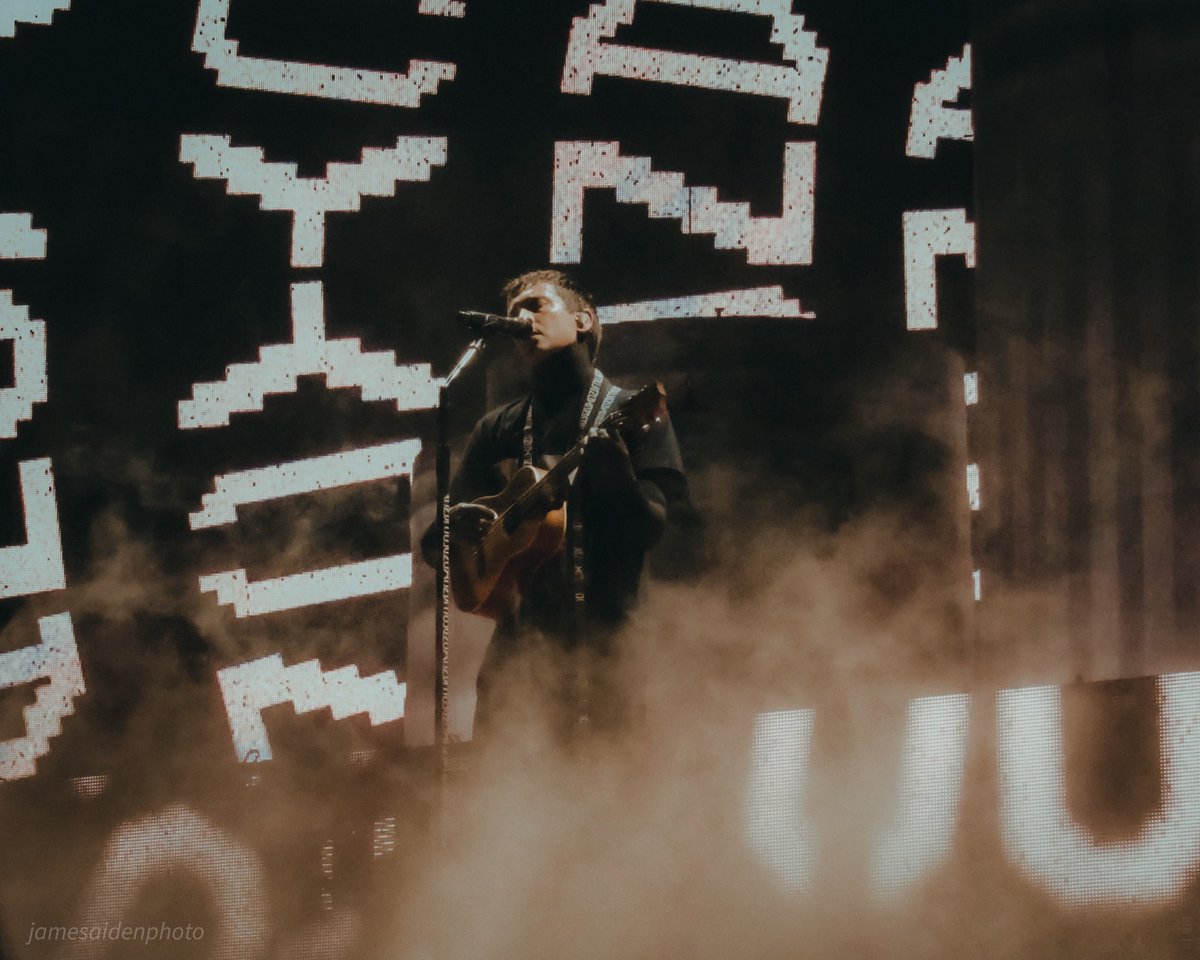brighteyedwondr's tweet photo. taken seconds before disaster
proud as fuck of this one 
#clancylondon #twentyonepilots #cliquephotography https://t.co/ZiHgaCDU3c