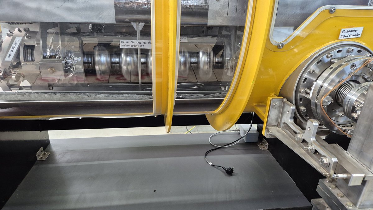 PhysWiz's tweet photo. I had a tour of the @desynews superconducting RF facility this morning. The @EuropeanXFEL uses devices like this to produce ultra intense x-rays to analyse materials. #Science #Engineering #Physics #AcceleratorPhysics https://t.co/msJ4jpwFdW
