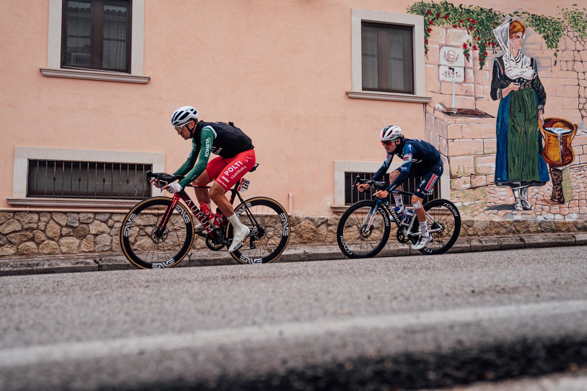 giroditalia's tweet photo. 🤩 The best shots of the first mountain stage of this #GirodItalia.

🤩 Le foto più belle della prima tappa in montagna di questo #GirodItalia.

📸 @LaPresse_news @ZWPhotography99 

#GirodItalia #regioneabruzzo #fira #visitabruzzo #abruzzoturismo #abruzzo | @Regione_Abruzzo @yourabruzzo