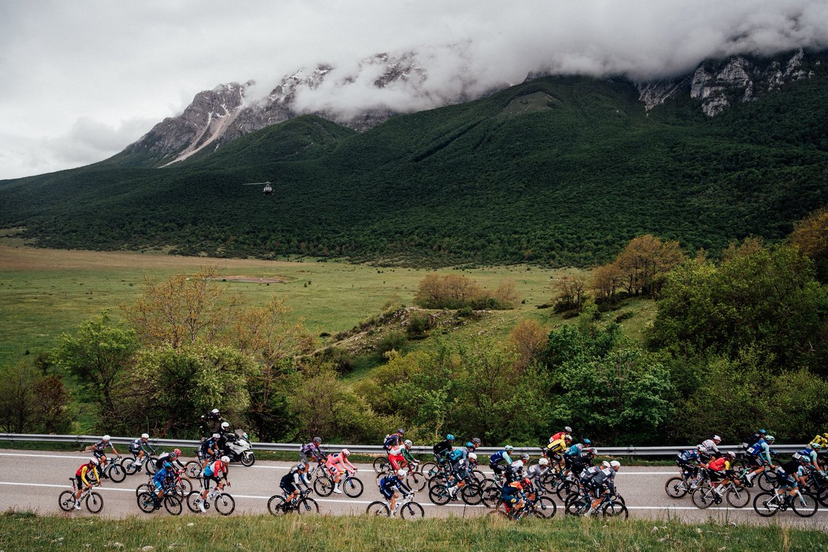 giroditalia's tweet photo. 🤩 The best shots of the first mountain stage of this #GirodItalia.

🤩 Le foto più belle della prima tappa in montagna di questo #GirodItalia.

📸 @LaPresse_news @ZWPhotography99 

#GirodItalia #regioneabruzzo #fira #visitabruzzo #abruzzoturismo #abruzzo | @Regione_Abruzzo @yourabruzzo