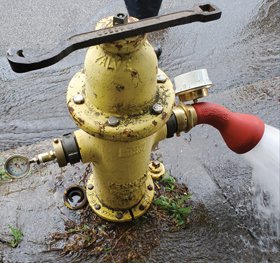 CincinnatiWater's tweet image. DID YOU KNOW?
This time of year, fire hydrants are cleaned and flushed, and work is often done on water infrastructure. Discolored water may occur when nearby water mains are being replaced or repaired, or when water flow changes within the distribution system.
Flushing a small,…