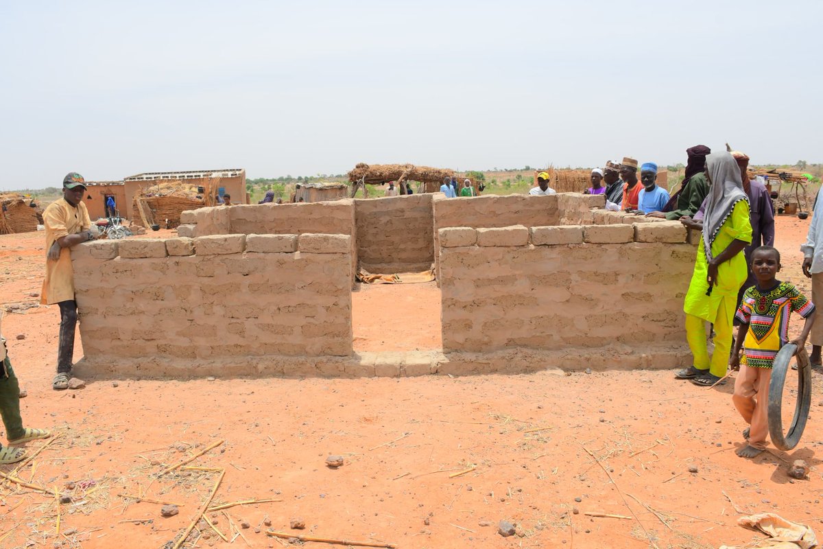 #طلب من المحسنين لبناء مسجد لصالح هذه القرية التي بدأت ببناء مسجد بالطين وعجزت عن إكمالها
#الثقة 
#مساجد
#الخير